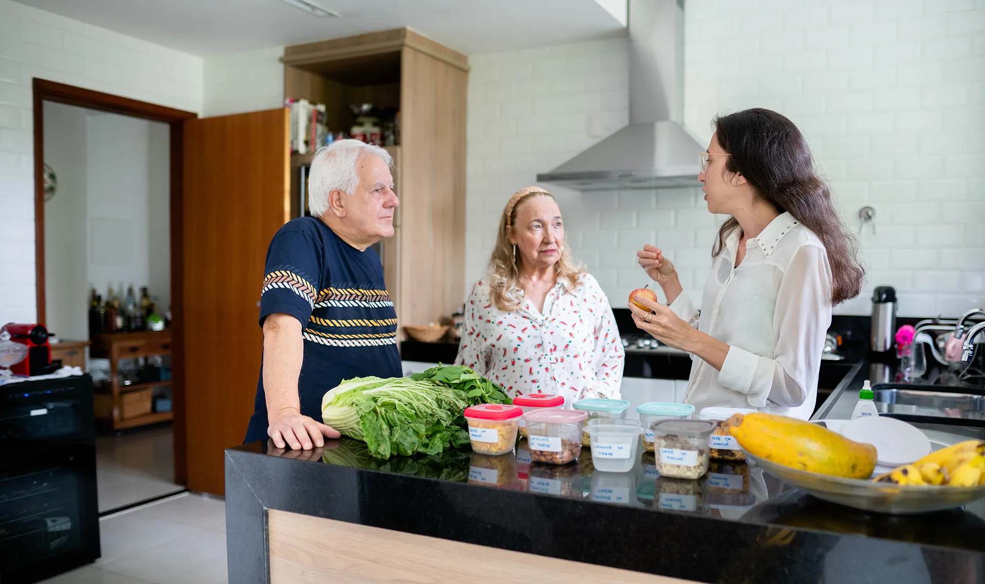 Diätberatung im Reha-Zentrum Bad Tatzmannsdorf – Diätologin erklärt Patient*innen gesunde Ernährung in der Küche