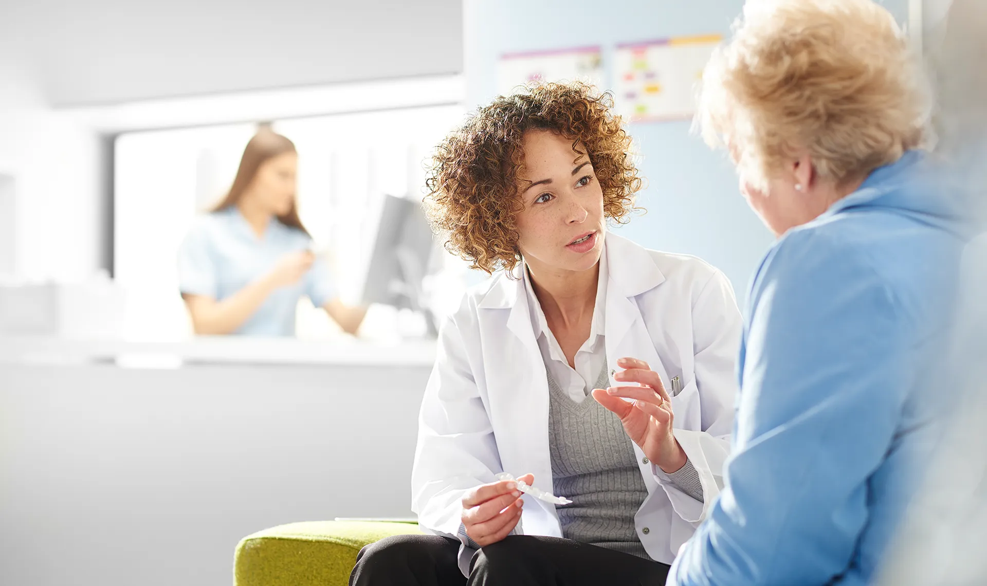 Ärztliche Betreuung im Reha-Zentrum Bad Tatzmannsdorf – Ärztin im Gespräch mit Patientin